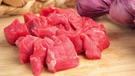 carne de res en cubitos crudos