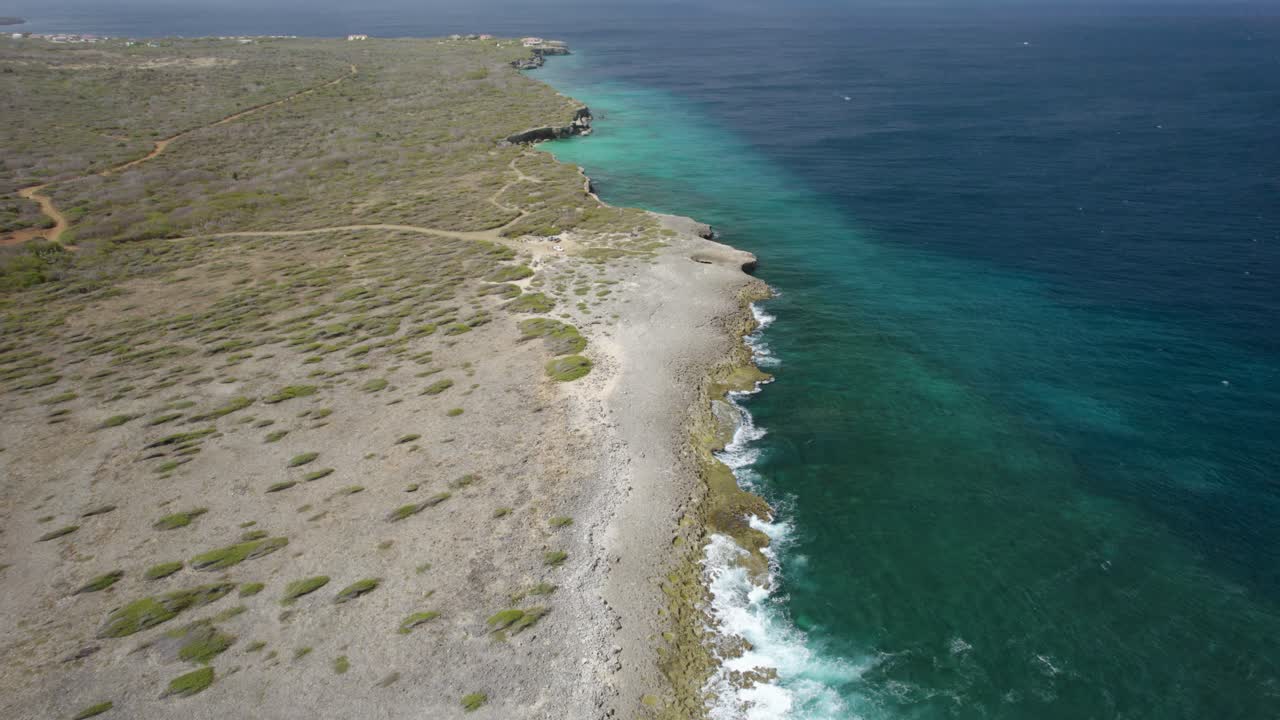 toma aérea sobre las aguas color esmeralda de curacao