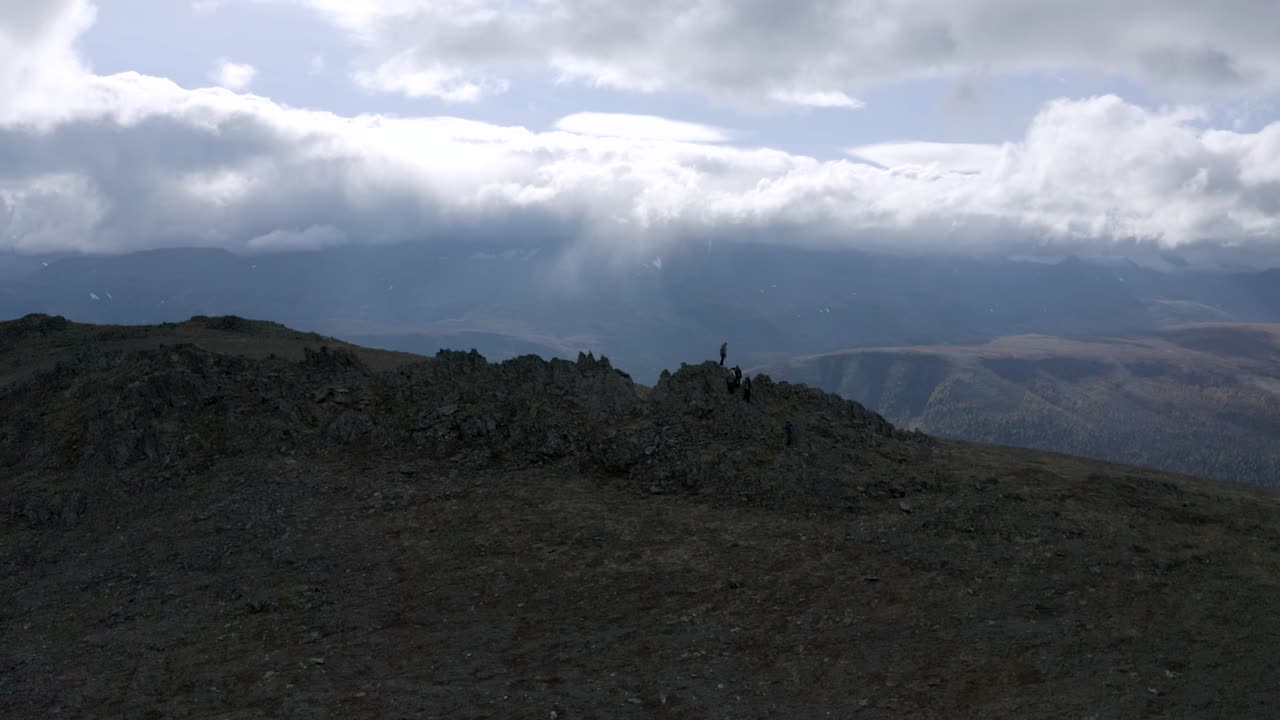 산꼭대기 에 있는 산책자 들