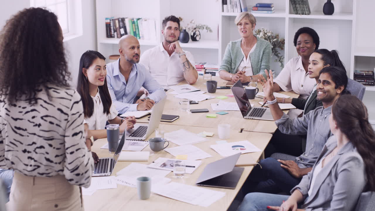 un grupo de empresarios que tienen una reunión