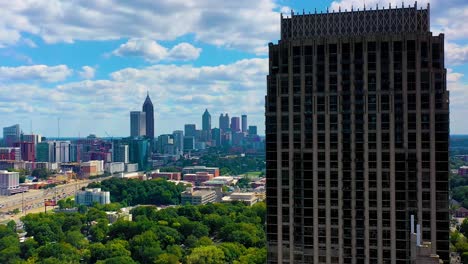 un dron aéreo gira lentamente alrededor del edificio atlántico en la estación atlántica con el centro de atlanta, georgia al fondo