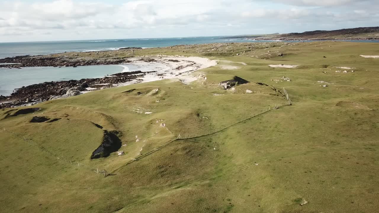 Flygpanorama: Connemara, irländskt landskap, platta ängar, Atlanten och stränder.