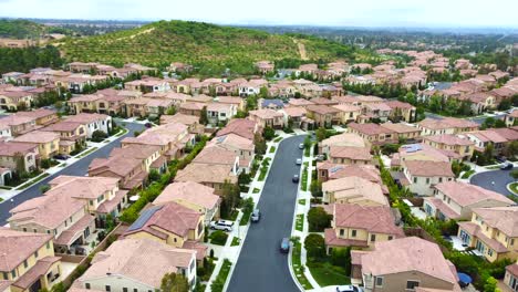 Vista-Aérea-De-Una-Comunidad-Residencial-Próspera-En-La-Ciudad-De-Irvine,-Condado-De-Orange