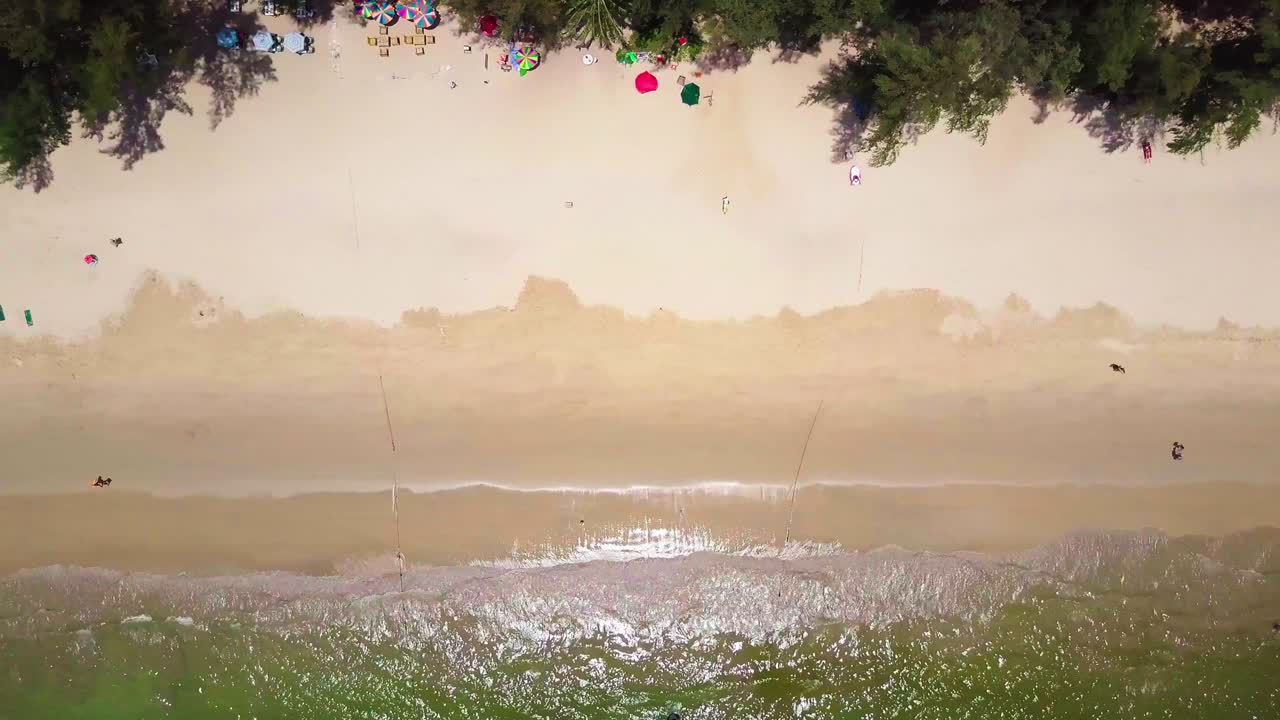 열대 해변 위의 공중 비행