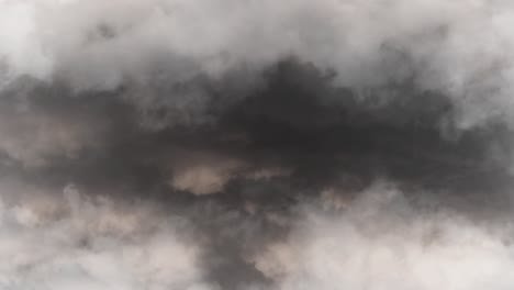 Primer-Plano-De-Nube-Blanca,-Nube-Oscura-Con-Tormenta