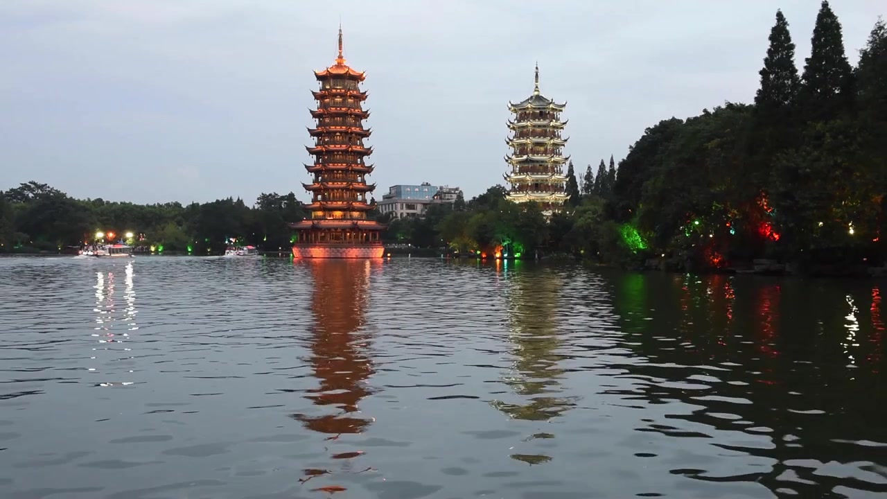 Chùa Mặt Trời và Mặt Trăng trên hồ Shan Hu ở Quế Lâm, Quảng Tây, Trung Quốc, là những tòa tháp đôi mang tính biểu tượng và là điểm thu hút khách du lịch nổi tiếng, cùng nhau tạo thành một trong những thắng cảnh văn hóa nổi tiếng nhất của thành phố.