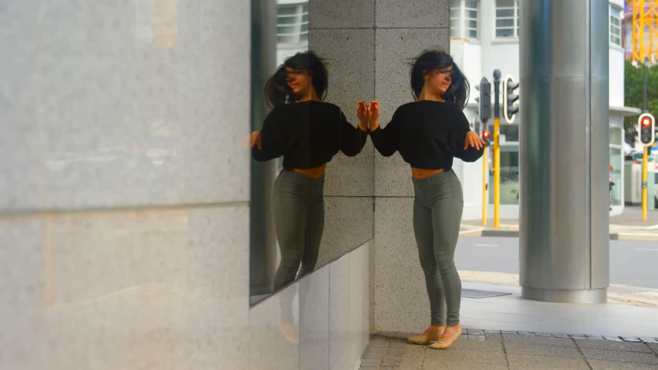 hermosa bailarina bailando en la ciudad 4k