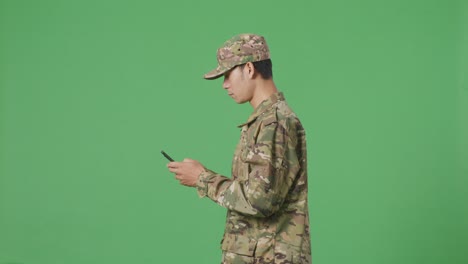 soldado usando un teléfono