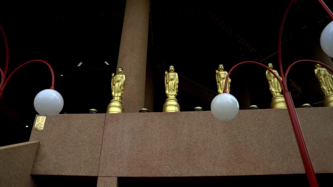 방콕의 사원에서 아름다운 사원 동상을보고