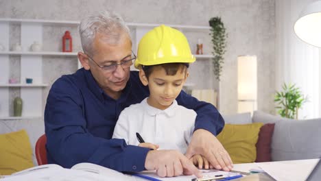 Der-Kleine-Sohn-Hilft-Seinem-Vater-Bei-Seinem-Geschäft.