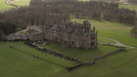 Parallaxen-Drohnenaufnahme-Des-Schlossherrenhauses-An-Einem-Sonnigen-Tag