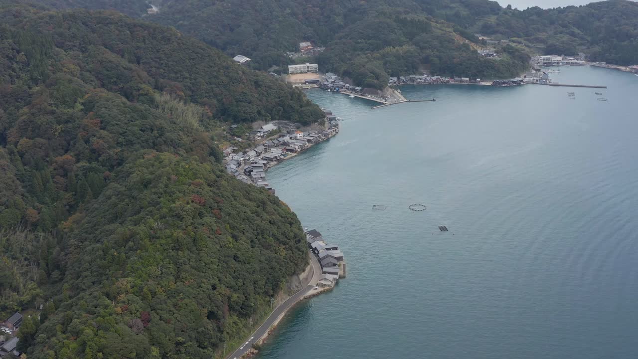 inclinación aérea revela toma de ine-cho, pequeño pueblo de pescadores, kyoto japón