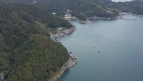 Inclinación-Aérea-Revela-Toma-De-Ine-cho,-Pequeño-Pueblo-De-Pescadores,-Kyoto-Japón