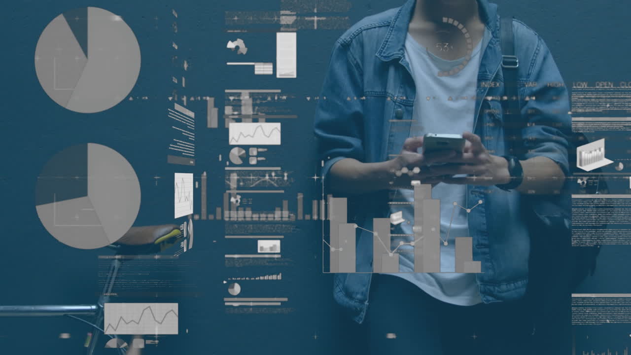 animación del procesamiento de datos sobre un hombre biracial usando un teléfono inteligente