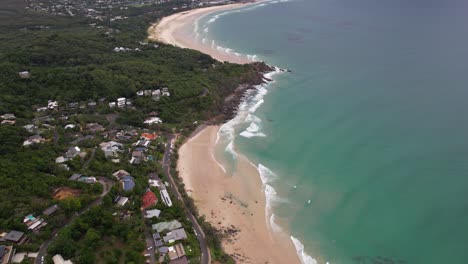 Vista-Aérea-De-Las-Playas-Y-La-Costa-De-Byron-Bay,-Ciudad-Costera-En-Nueva-Gales-Del-Sur,-Australia