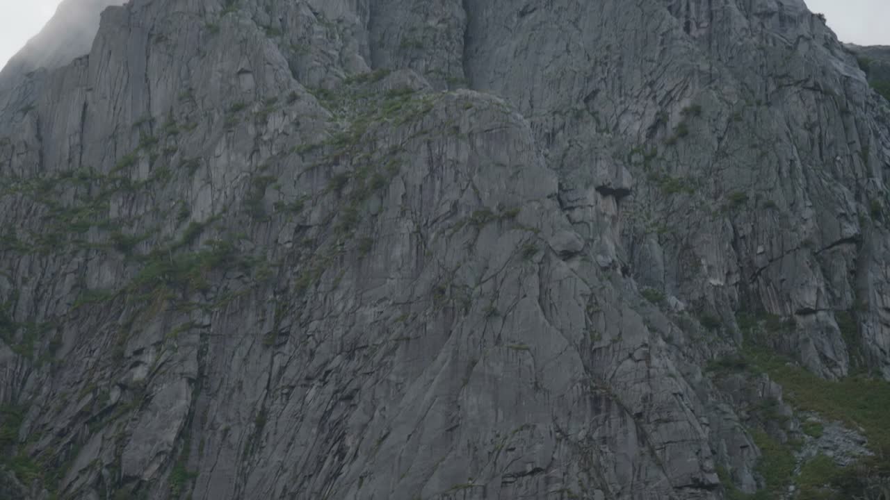 enorme pared de granito desde el fondo hasta la cima en un día nublado