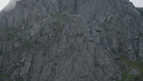 Enorme-Pared-De-Granito-Desde-El-Fondo-Hasta-La-Cima-En-Un-Día-Nublado