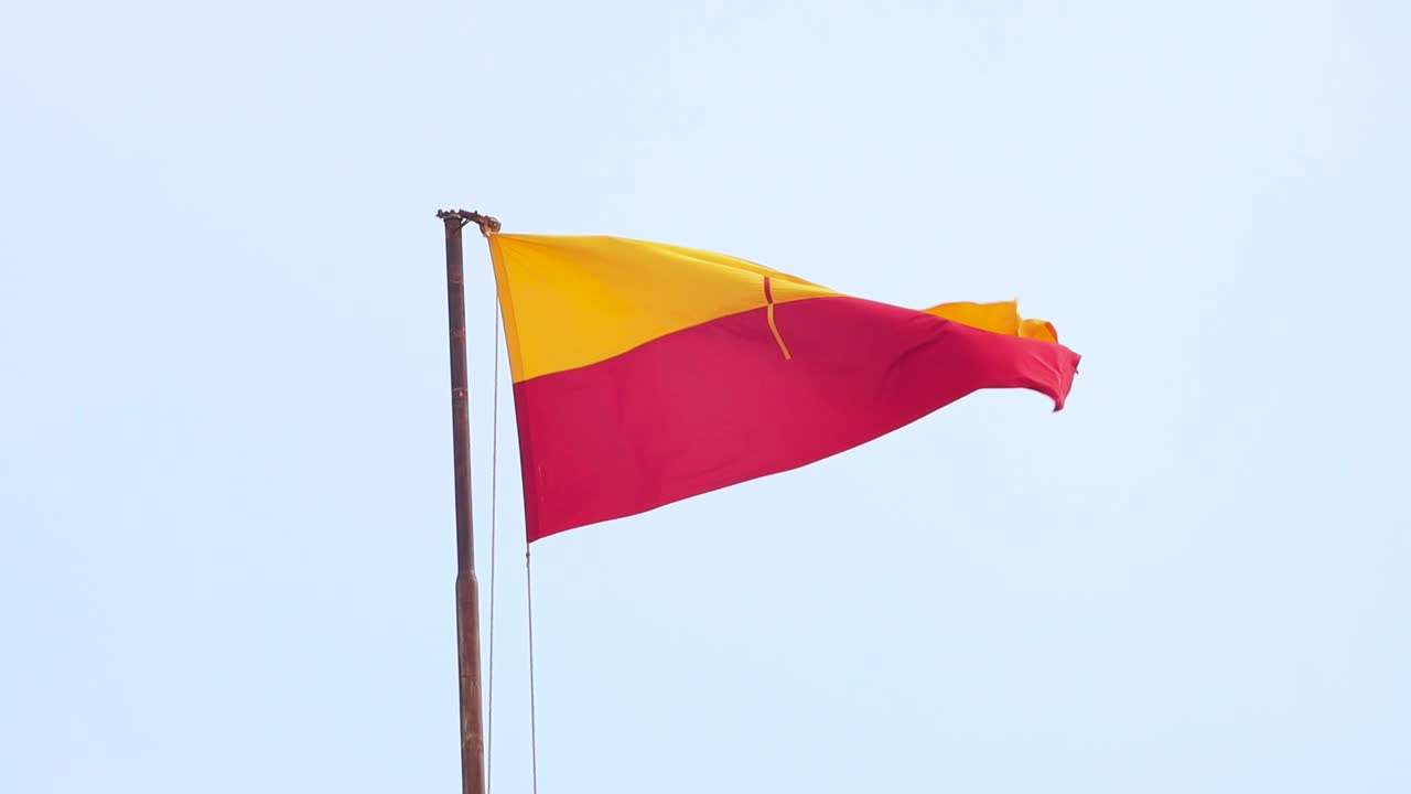 bandera de jaisalmer en cámara lenta contra el cielo, rajasthan, india