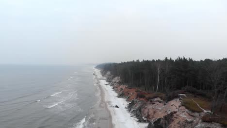 toma aérea de la playa de arena en ustka en invierno