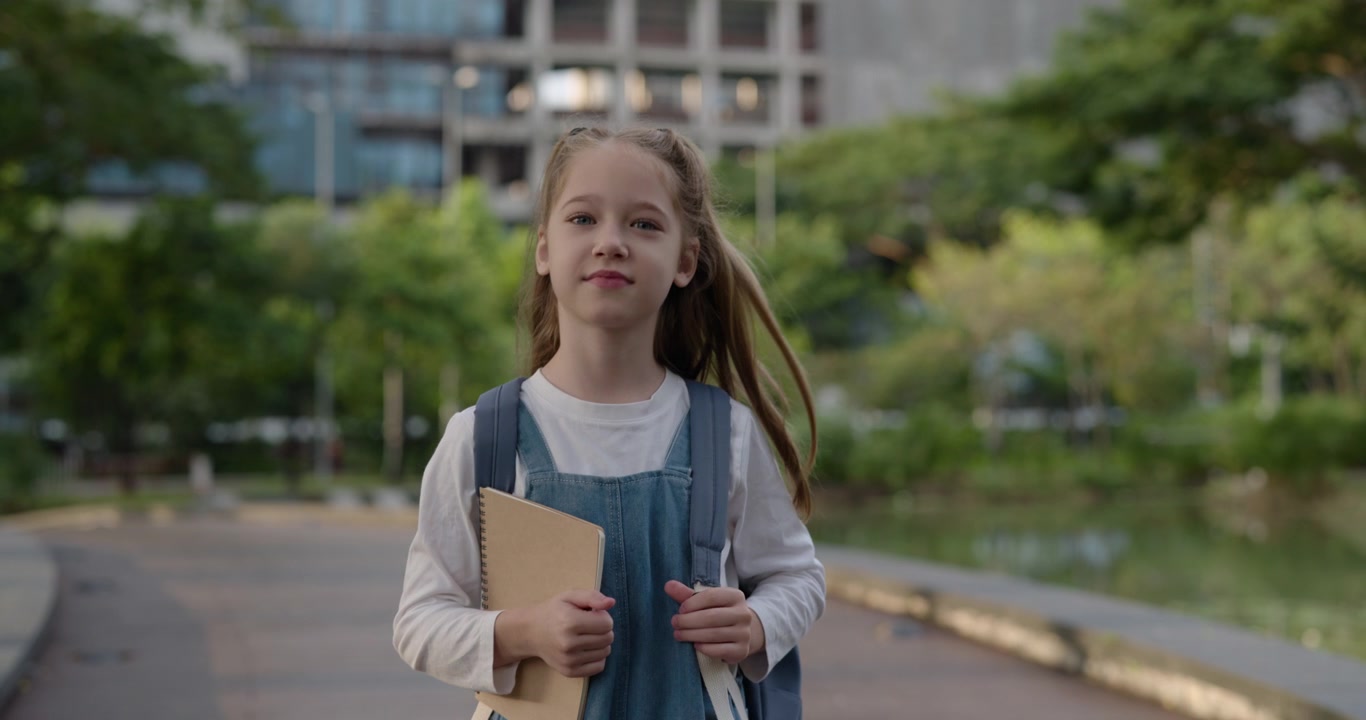 Giovane ragazza che va a scuola con zaino e quaderno