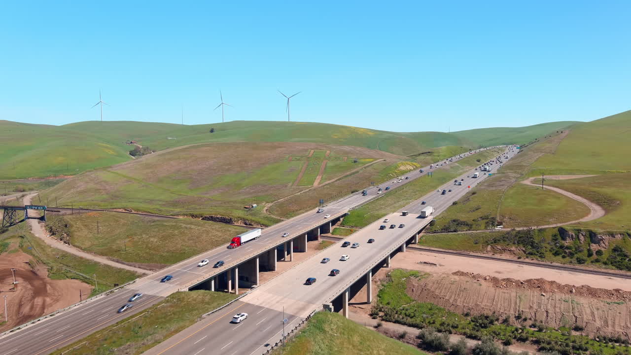 언덕 에 그려진 거대 한 그리스도인 십자가 의 공중 에서 볼 수 있는 모습