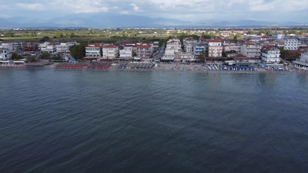 volando lejos de la playa de paralia katerini, grecia