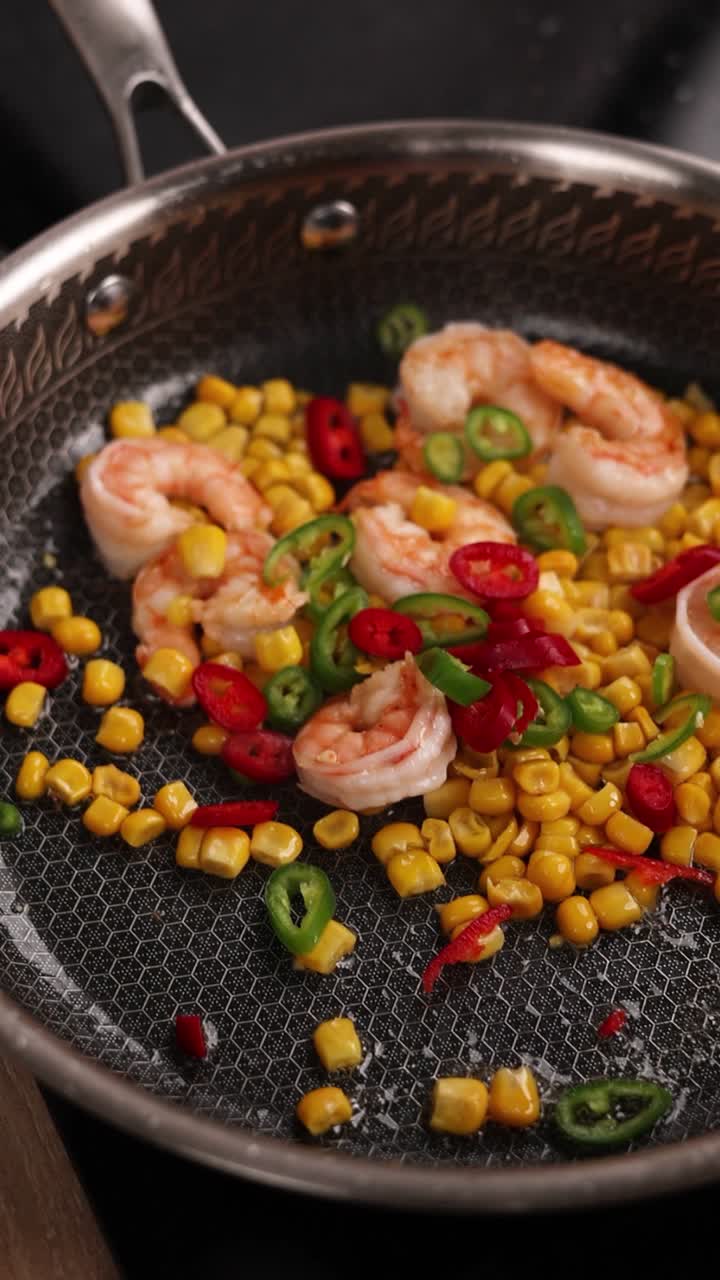 camarones y maíz fritos