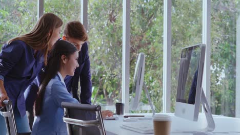 Businesswoman-and-businessman-having-conversation-in-modern-office.