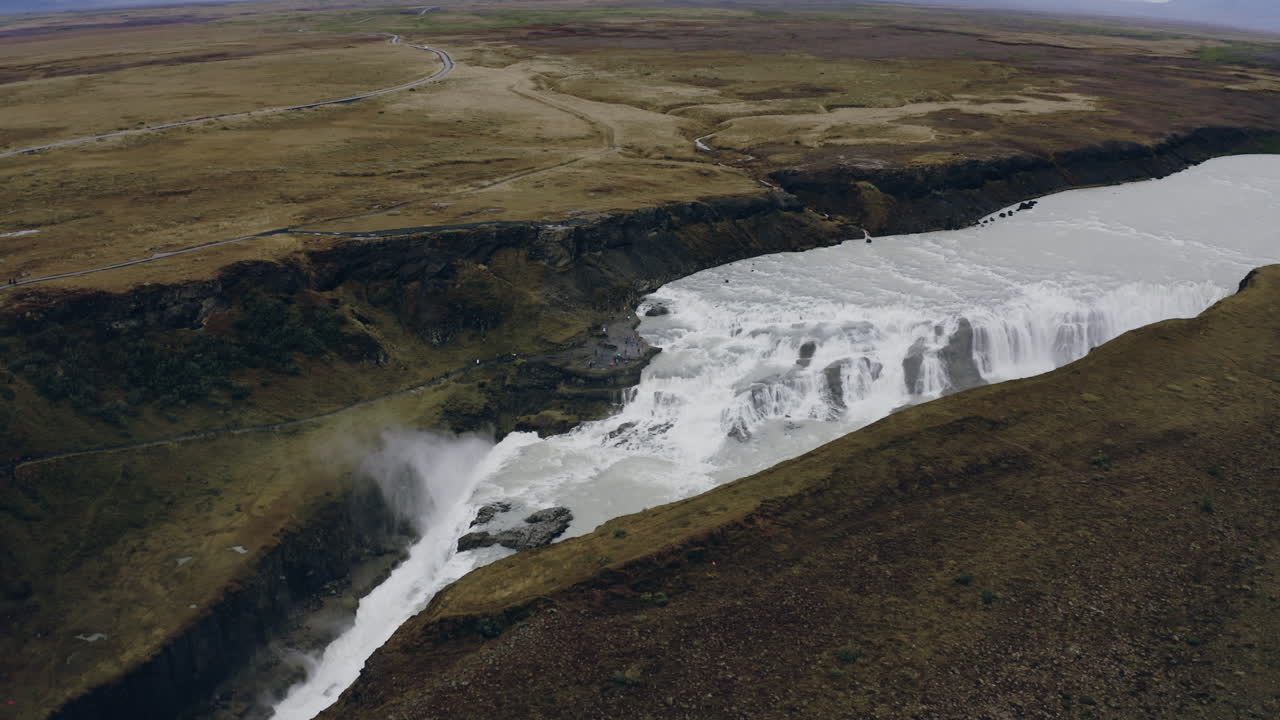 imágenes de drones de una cascada en la división continental en islandia