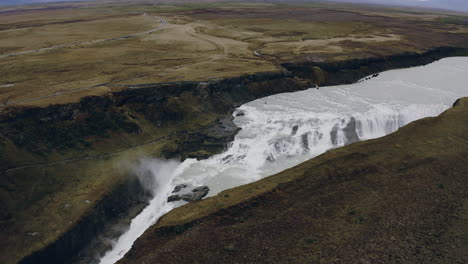 Drohnenaufnahmen-Eines-Wasserfalls-In-Der-Kontinentalen-Wasserscheide-In-Island