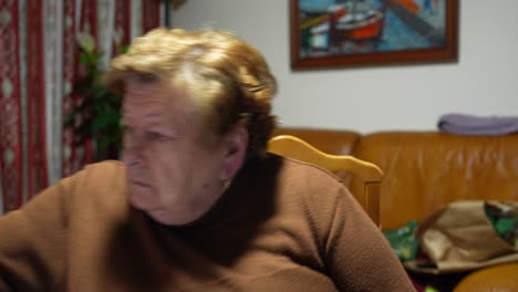 Abuela-Viuda-Pensativa-Y-Preocupada-En-Casa