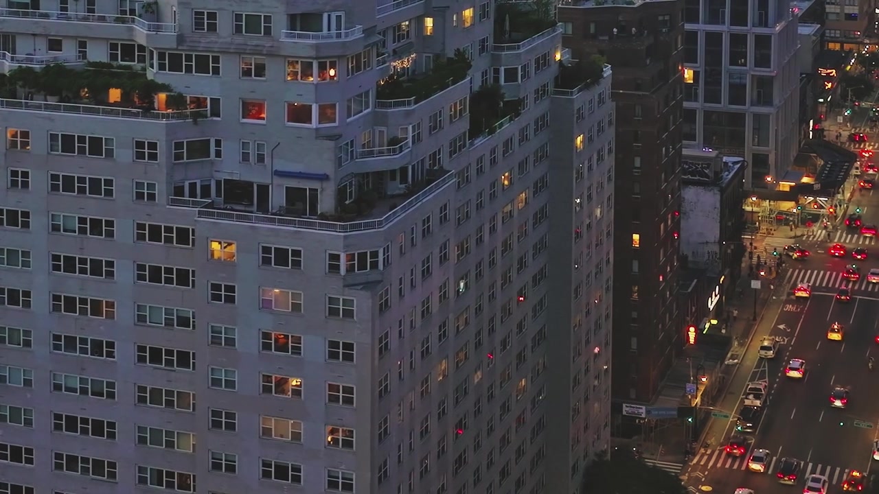 Vistas de telhados em Nova Iorque à noite com edifícios e luzes