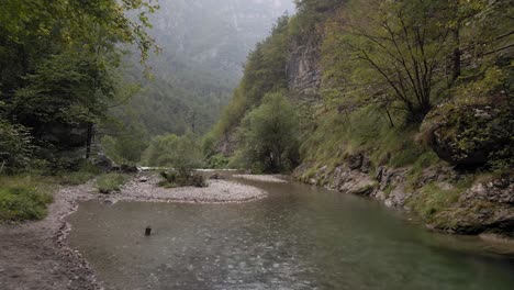 Fluss-Des-Klaren-Gebirgsflusses-Durch-Intakte-Hochlandlandschaft-In-Verlorenem-Gebiet