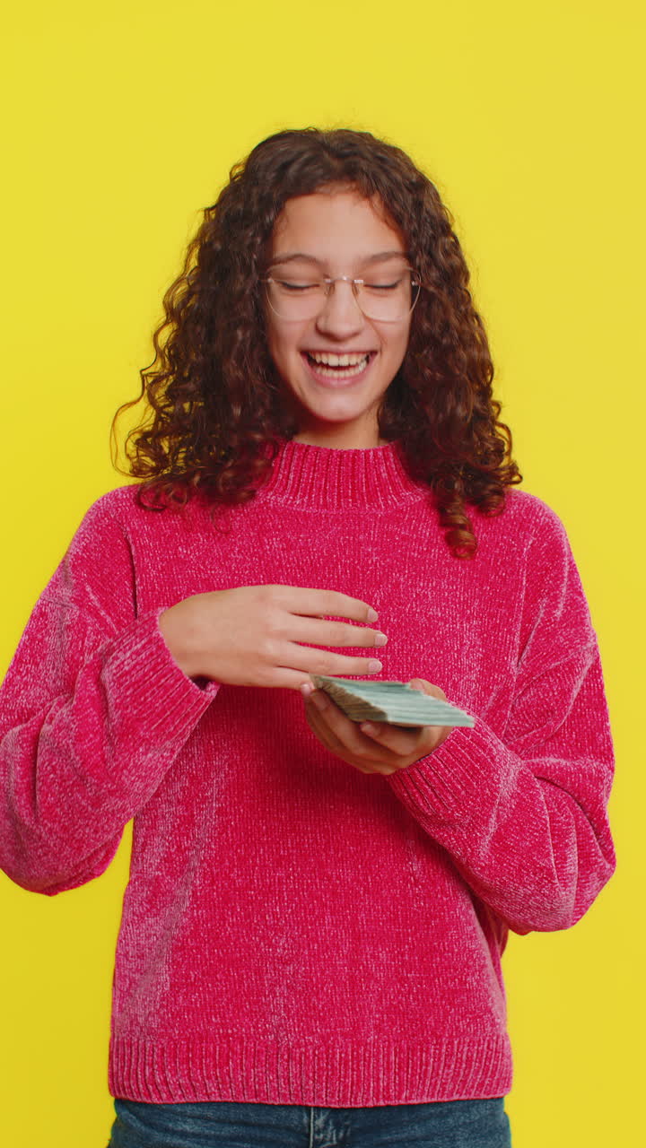 Ragazza sprecare lanciando condivisione del denaro dollaro contanti intorno grande profitto vincere lotteria casino jackpot