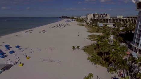 video de drones de 4k de cabañas de playa y sombrillas en el resort bellwether en el golfo de méxico en st