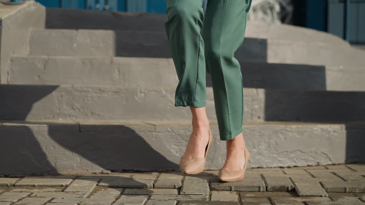 piernas femeninas en trajes de negocios clásicos se mueven por la calle