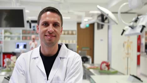 estudiante de medicina sonriendo a la cámara