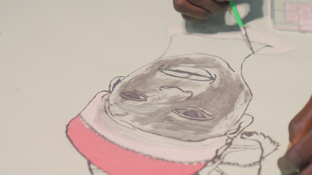 Ritratto monocromatico di pittura nera con accento rosa, l'artista riempie il berretto con una vivace velatura rosa che contrasta lo schizzo del viso grigio, atmosfera moderna e giocosa, pennellate deliberate e contorni netti per la moda.