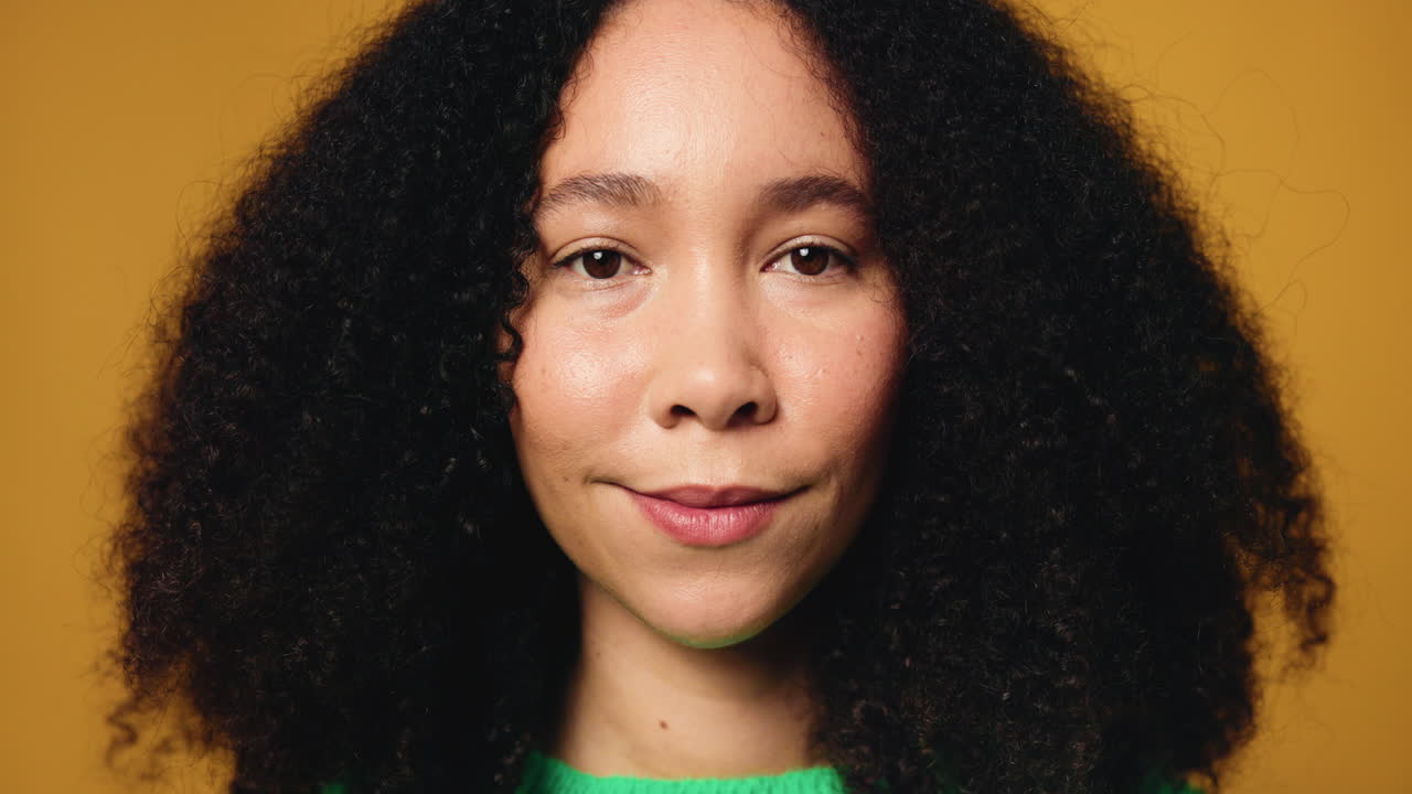 retrato de una mujer sonriente con el cabello rizado