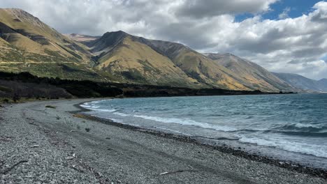 Ohau-A-Orillas-Del-Lago-En-Un-Día-Ventoso-En-Los-Alpes-Del-Sur-De-Nueva-Zelanda