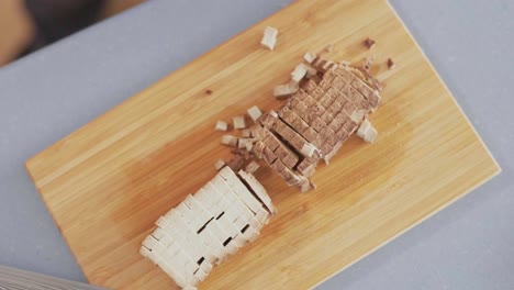 tofu ahumado cortado en cubos pequeños