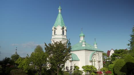 vista pintoresca de la iglesia ortodoxa rusa durante el día en el distrito de motomachi en hokkaido, japón