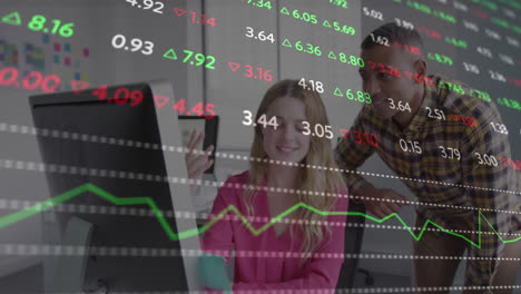 animación del procesamiento de datos del mercado de valores sobre hombres y mujeres diversos discutiendo en la oficina