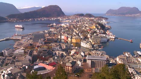 Ein-Hoher-Blickwinkel-über-Die-Stadt-Alesund-Norwegen-Mit-Dem-Ankommenden-Kreuzfahrtschiff-Hutigrutenten