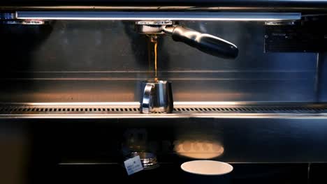 cámara lenta épica para hacer café caliente filmado en una cafetería