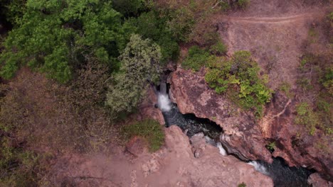 Erleben-Sie-Die-Schiere-Majestät-Eines-Wasserfalls,-Wo-Die-Kraft-Der-Natur-Auf-Atemberaubende-Schönheit-Trifft