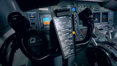 cabina vacía completamente equipada de un simulador de vuelo