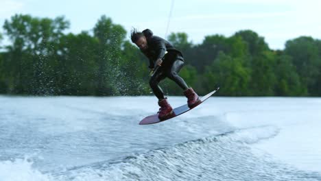 Wake-Board-Fahrer-Springt-Hoch-über-Wasser.-Wake-Surf-Fahrer-Auf-Dem-Wasser