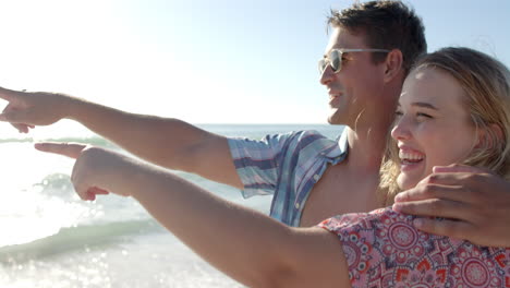 Una-Pareja-Caucásica-Disfruta-De-Un-Día-Soleado-En-La-Playa,-Con-Espacio-Para-Copiar