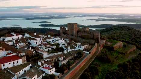 ciudad histórica medieval fortificada por un castillo en la cima de una colina con vistas al valle del río